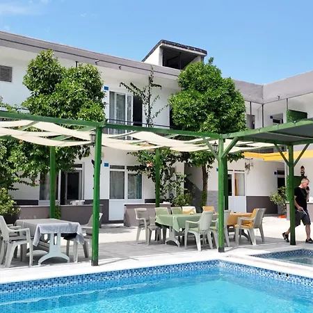 Aparthotel Hillside House Side
